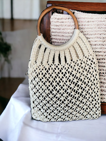 Τσάντα Macrame με αραιή πλέξη και ξύλινα χερούλια