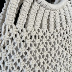 Τσάντα Macrame με αραιή πλέξη και ξύλινα χερούλια